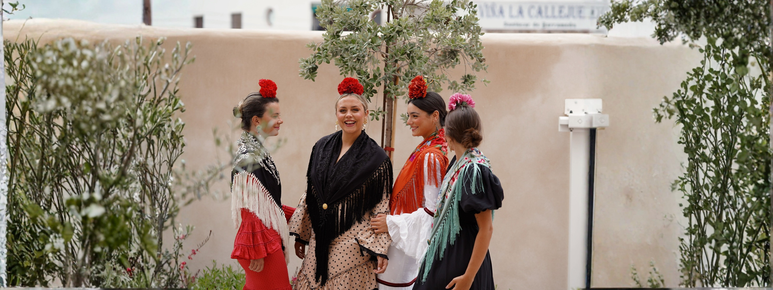 Mantoncillos para traje de flamenca, elegante con bordados en blanco y verde, complemento ideal para lucir en ferias.