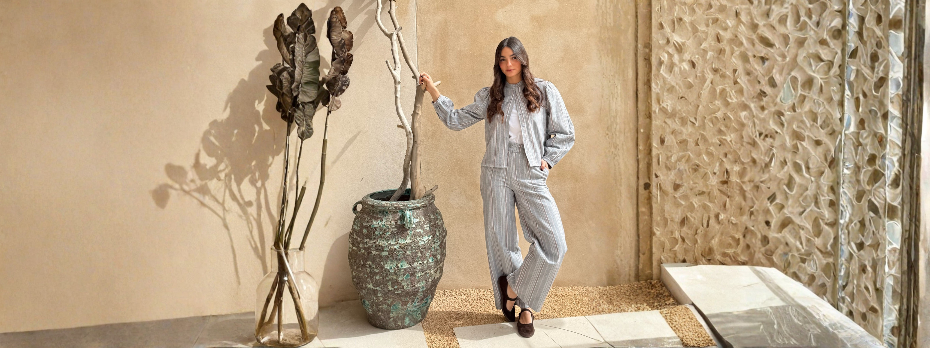 Mujer luciendo un conjunto de pantalón casual en un ambiente moderno y elegante.