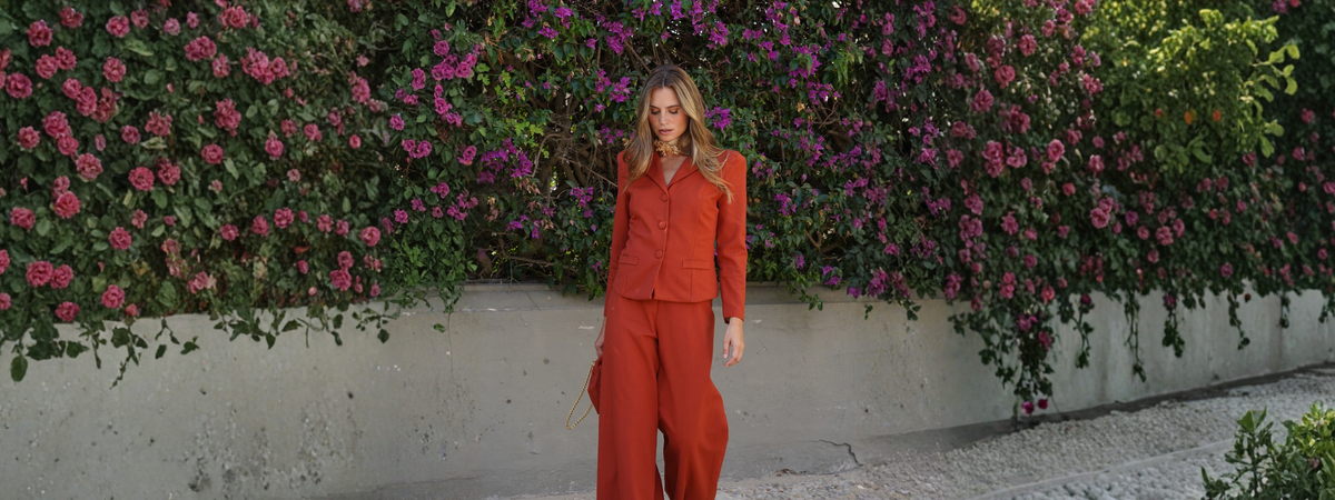 Traje de Chaqueta de Invitada en una elegante decoración con dos mujeres luciendo chaquetas de fiesta.