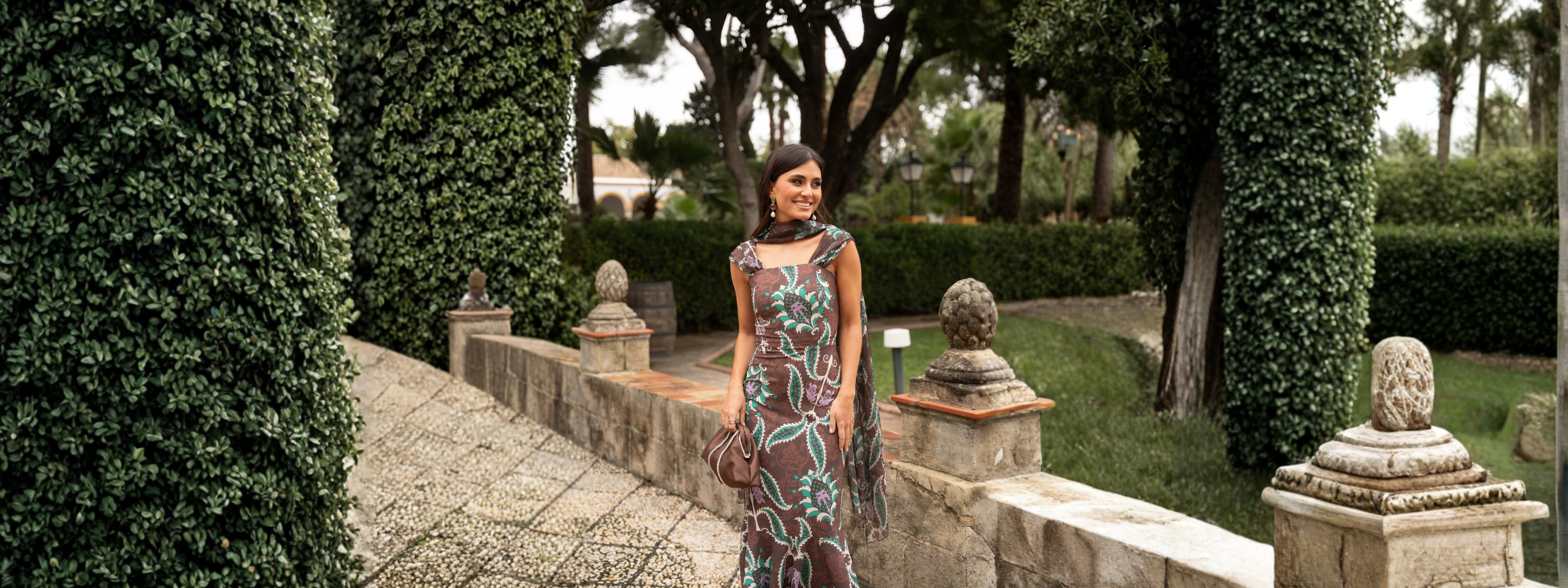 Mujer con vestido de graduación en un elegante salón 