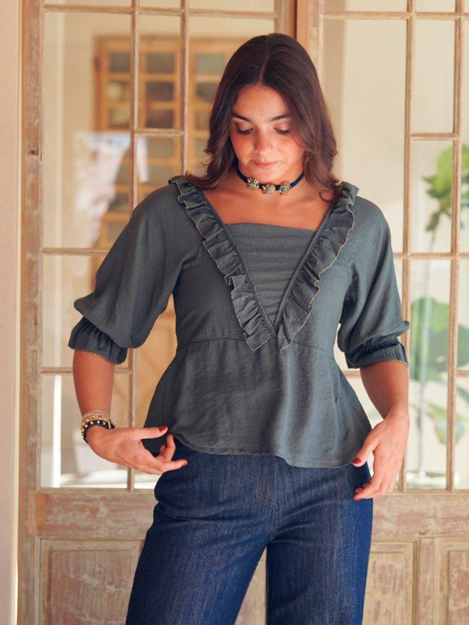 BLUSA ESCOTE VOLANTE