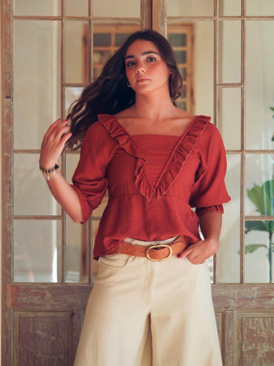 BLUSA ESCOTE VOLANTE