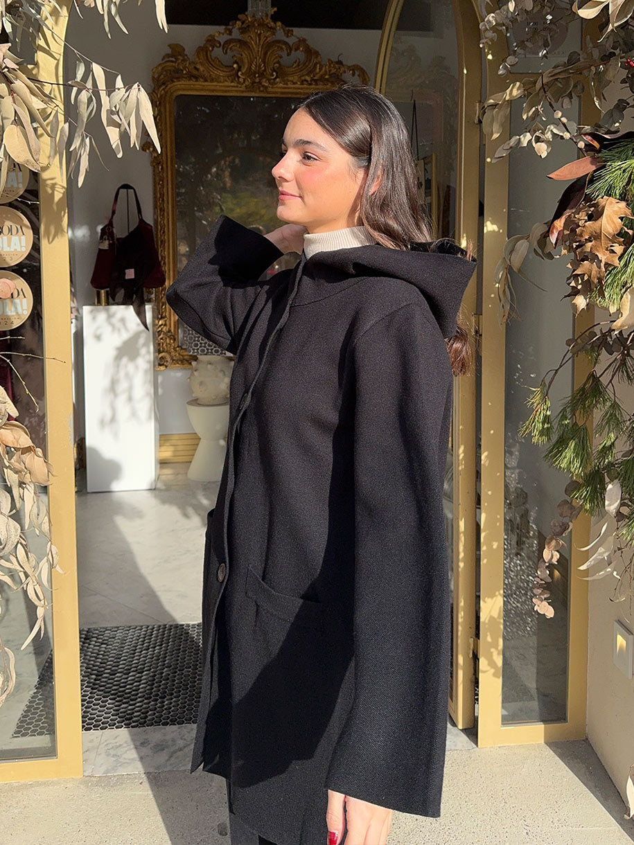 Abrigo de punto con capucha en color negro
