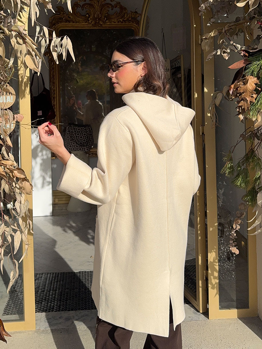 Abrigo de punto color casual en tonos beige