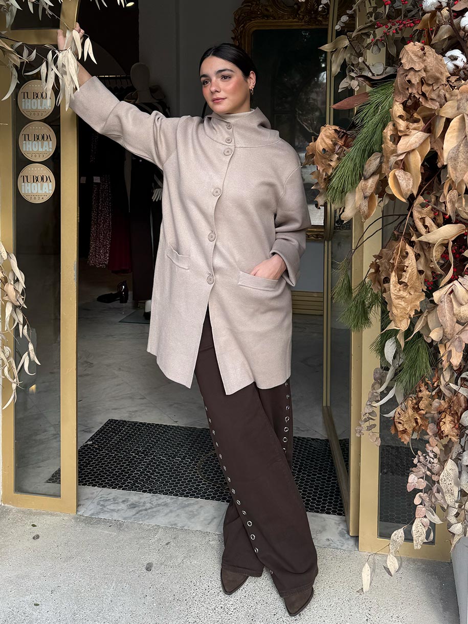 Abrigo de punto abotonado con capucha en color camel