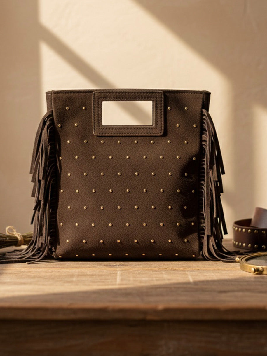 Bolso de flecos en color chocolate, con tachuelas