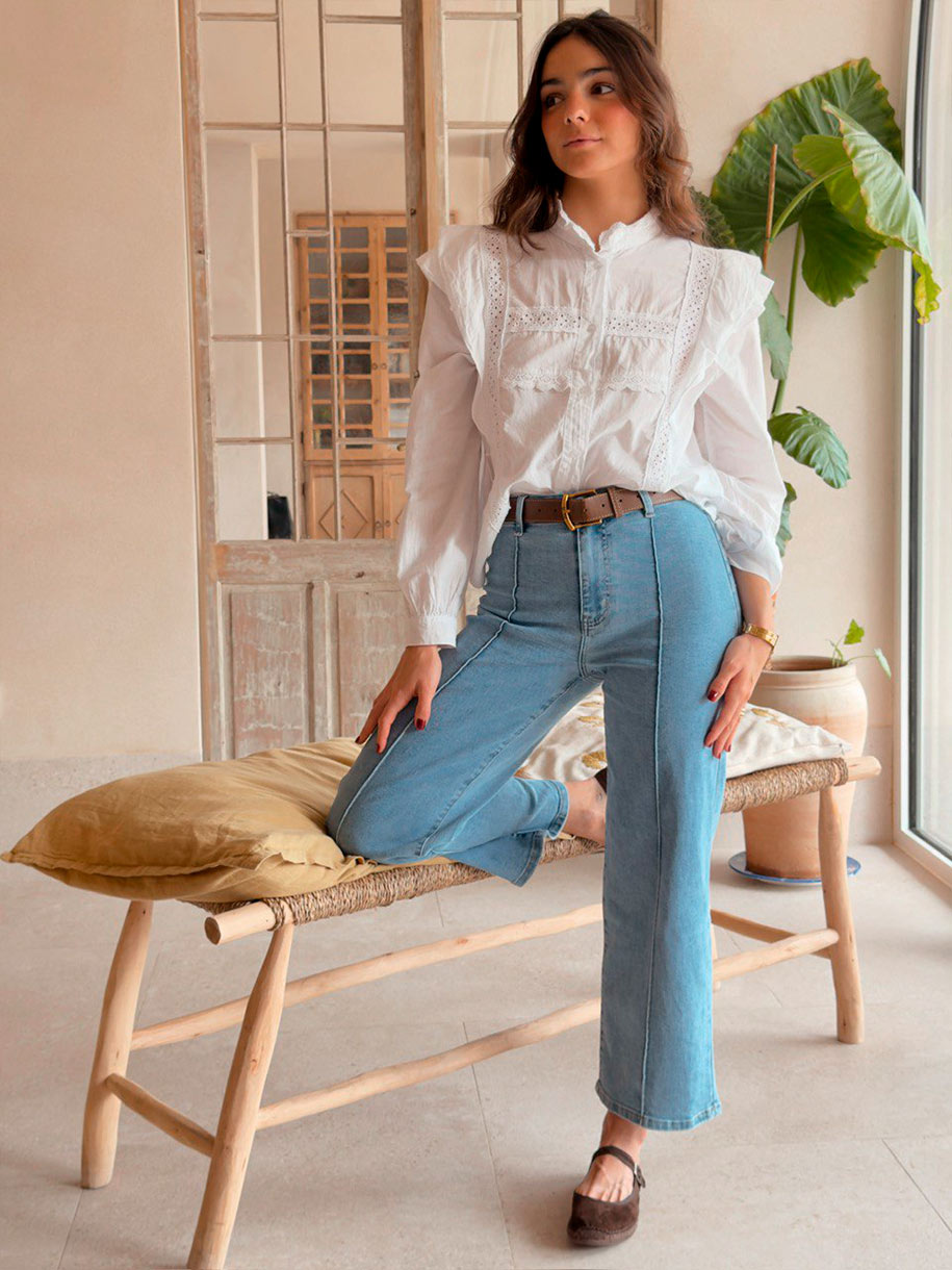 Camisa de encaje con cuello alto