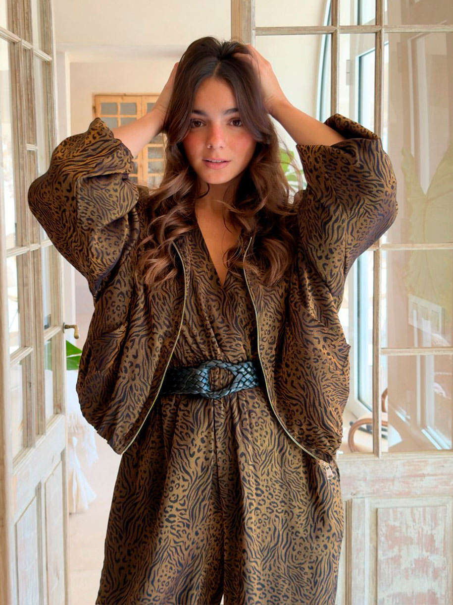 Chaqueta animal print con cremallera