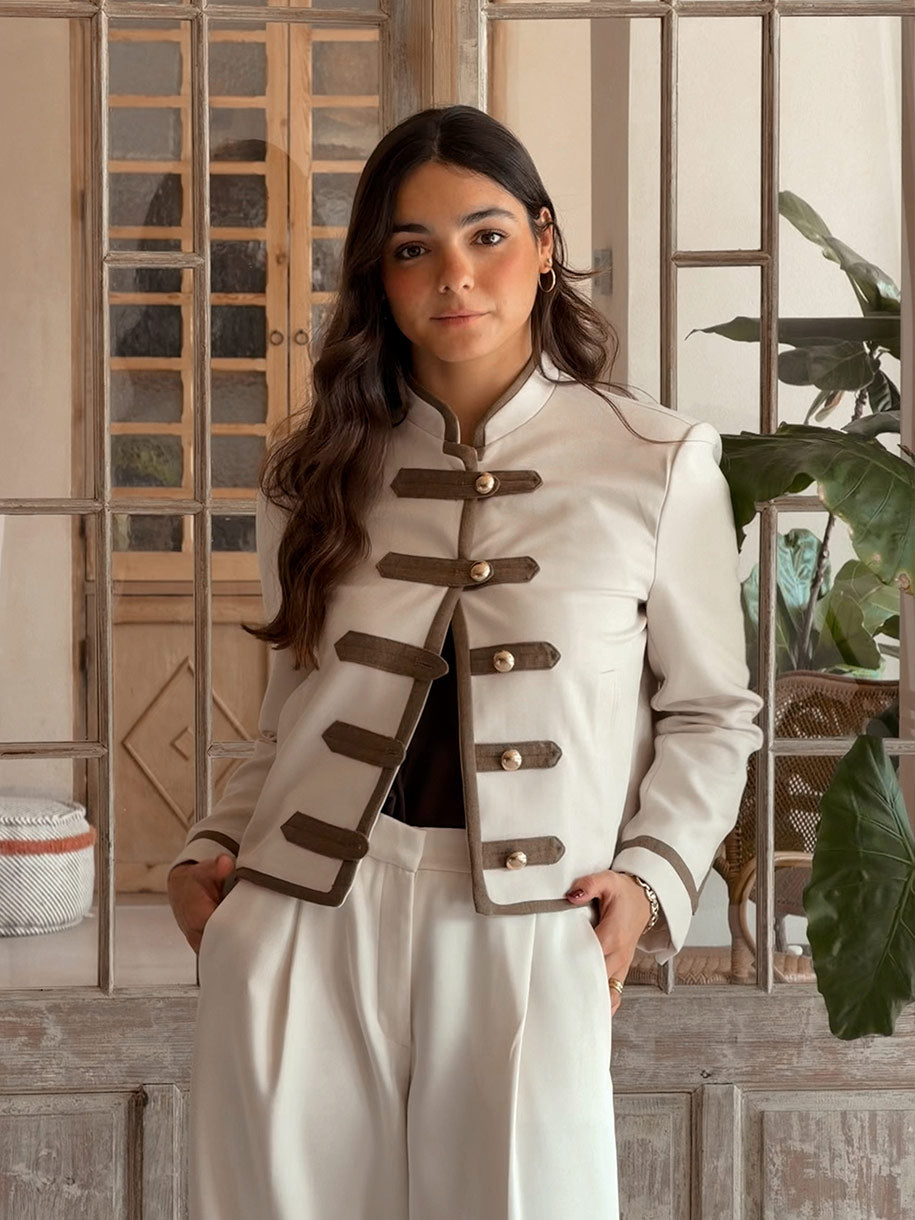 Chaqueta tipo napoleonica en color beige