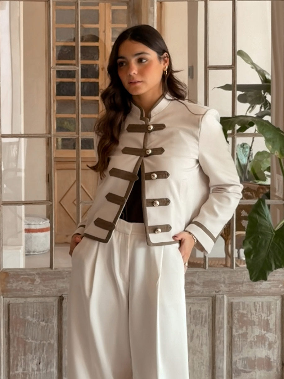 Chaqueta de mujer con botones en color beige