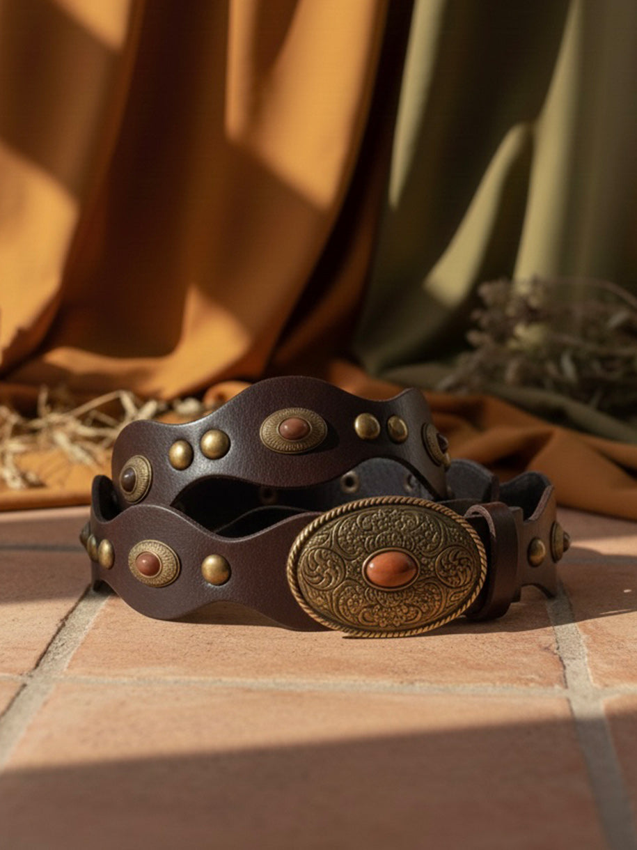 Cinturón de color chocolate y hebilla redonda