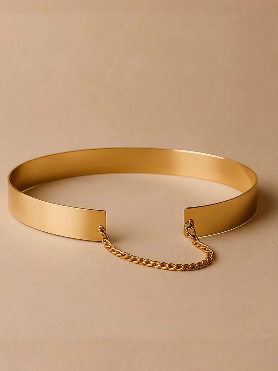 Cinturón dorado con hebilla