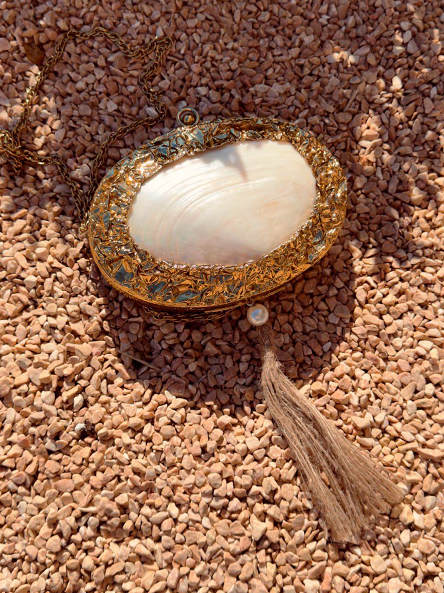 Bolso de mano, en dorado para invitada de boda