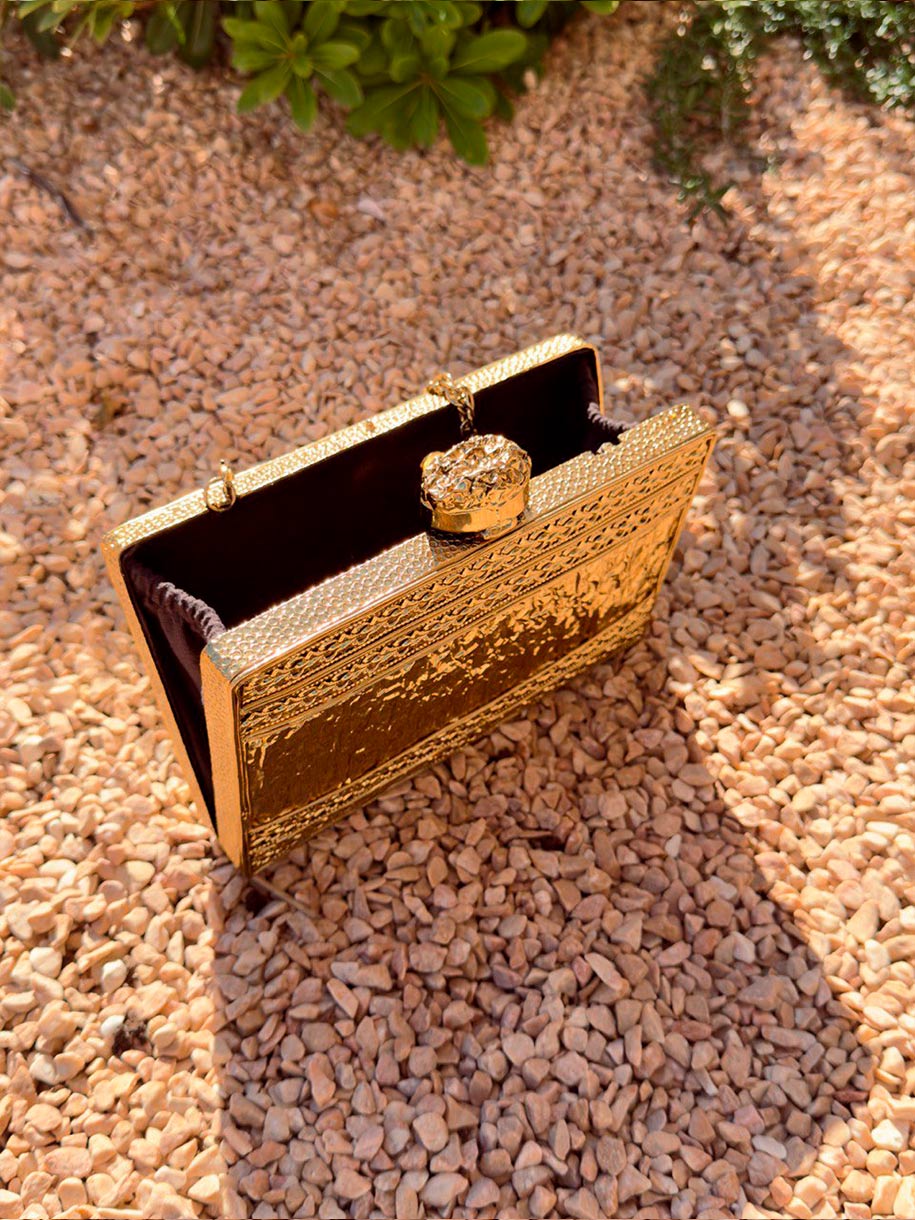 Cartera de mano dorada