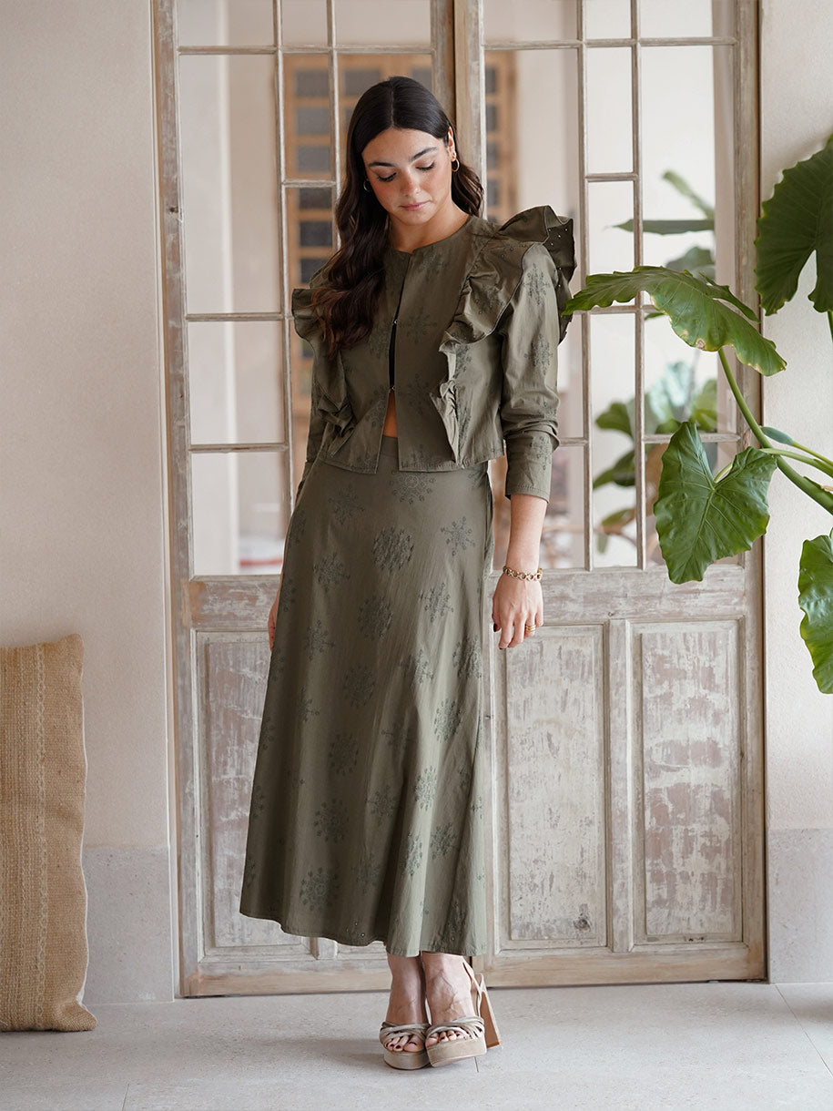 Conjunto en color verde caqui formado por blusa y falda