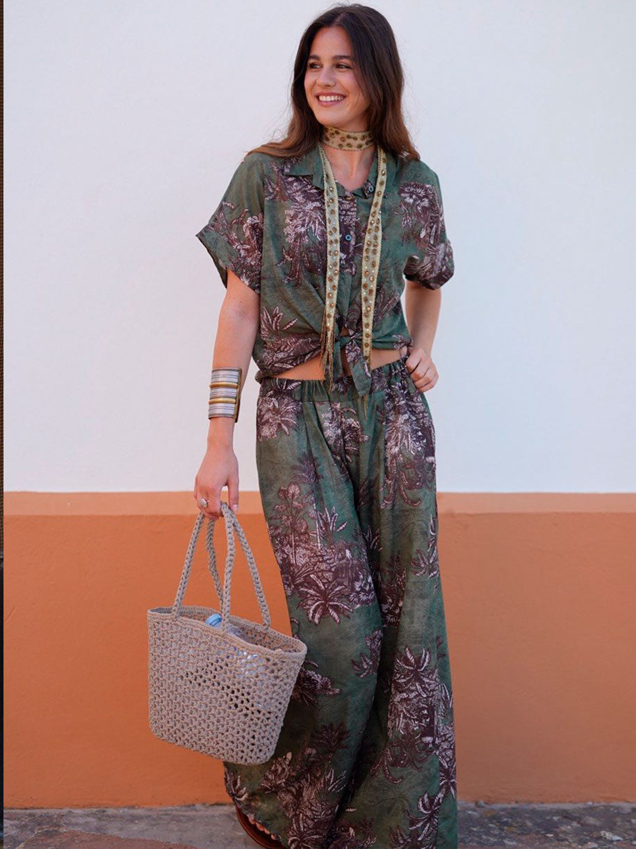 Conjunto con nudo en la camisa