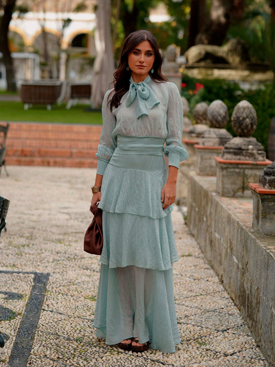 Conjunto de invitada con un tejido tipo lino con lazo 