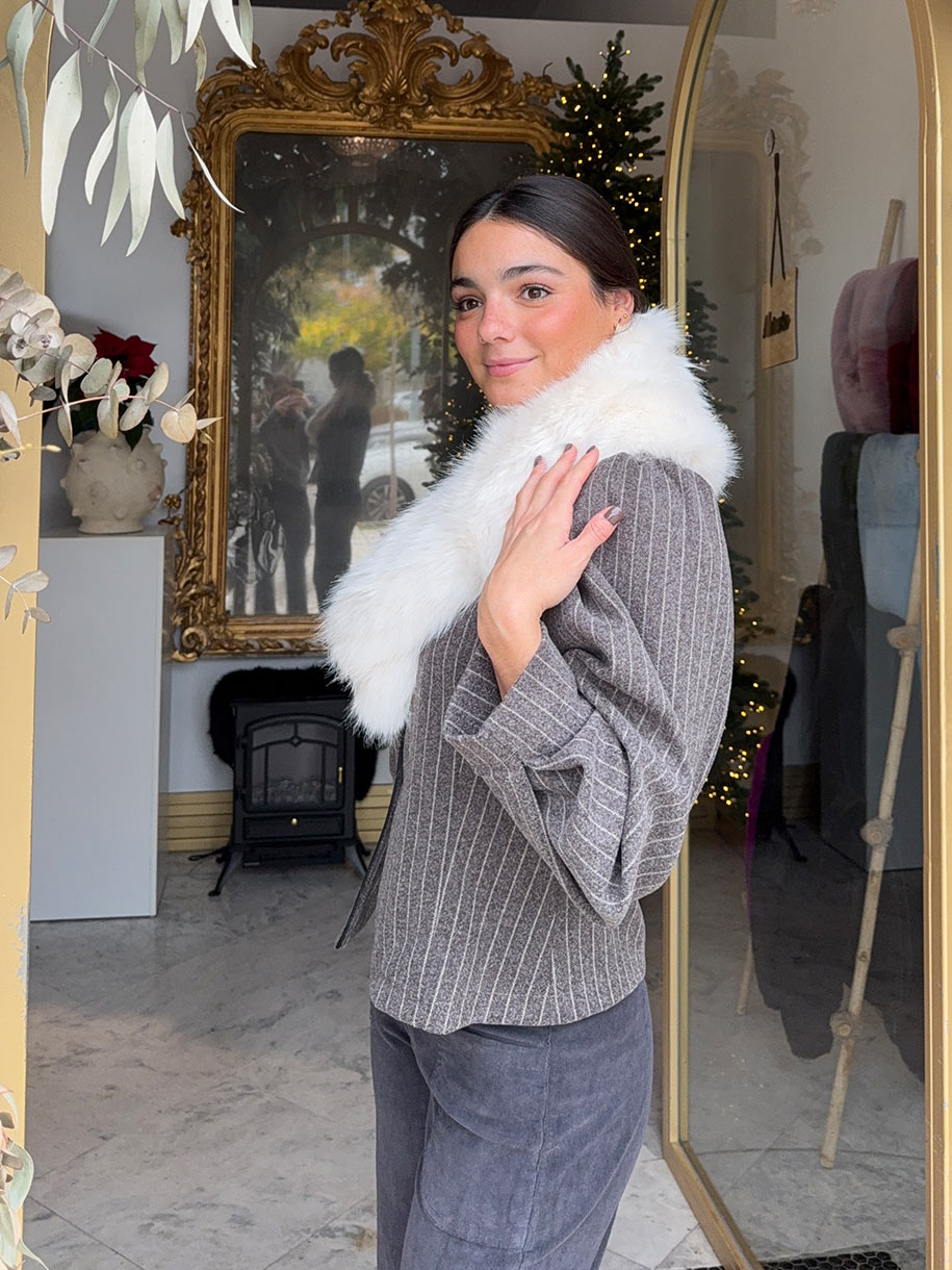 Cuello de pelo en color blanco