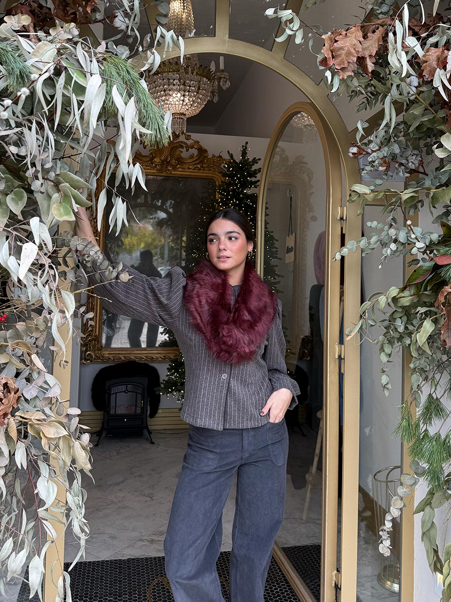 Cuello de pelo burdeos