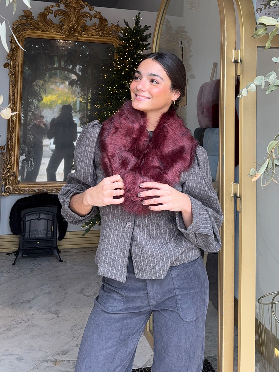 Cuello de pelo en color rojizo