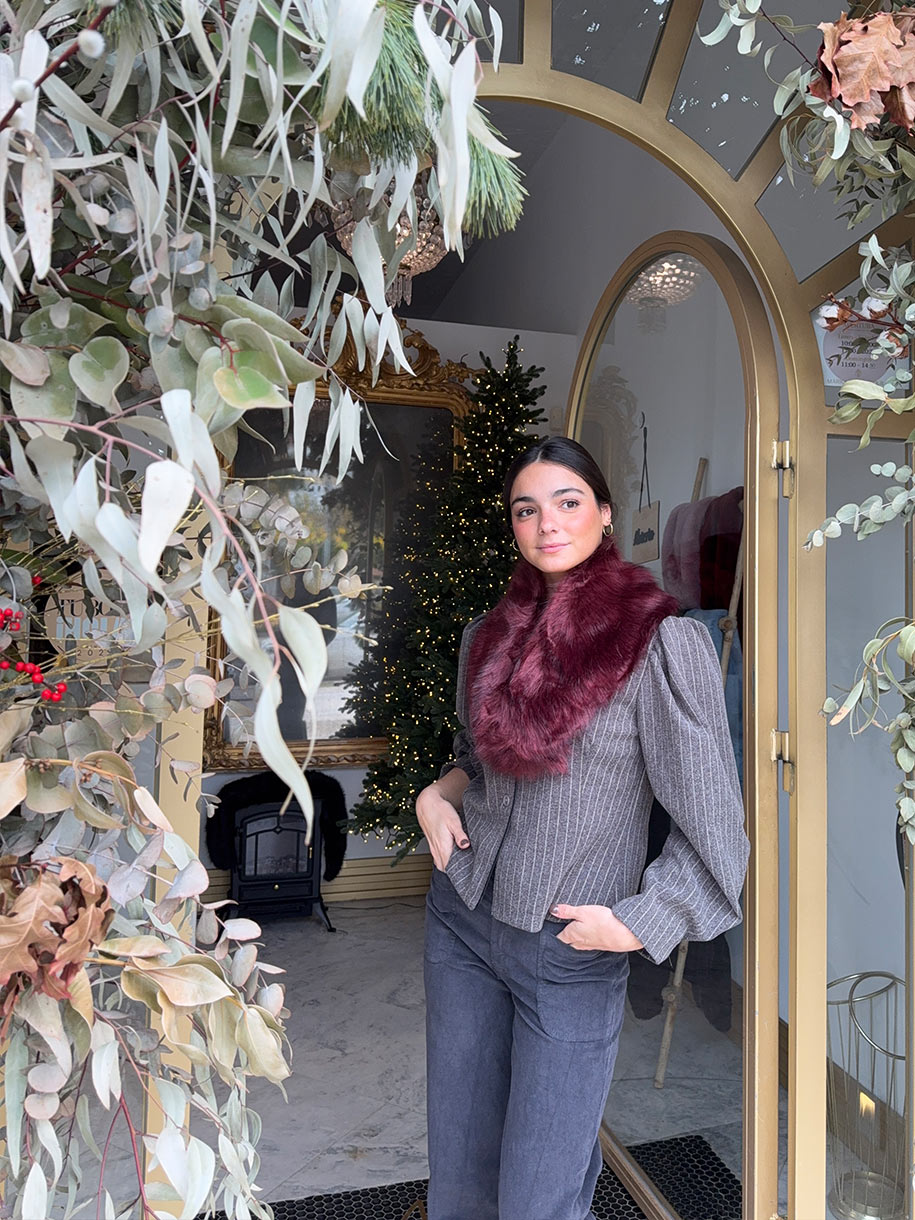 Cuello de pelo con pinza en color burdeos