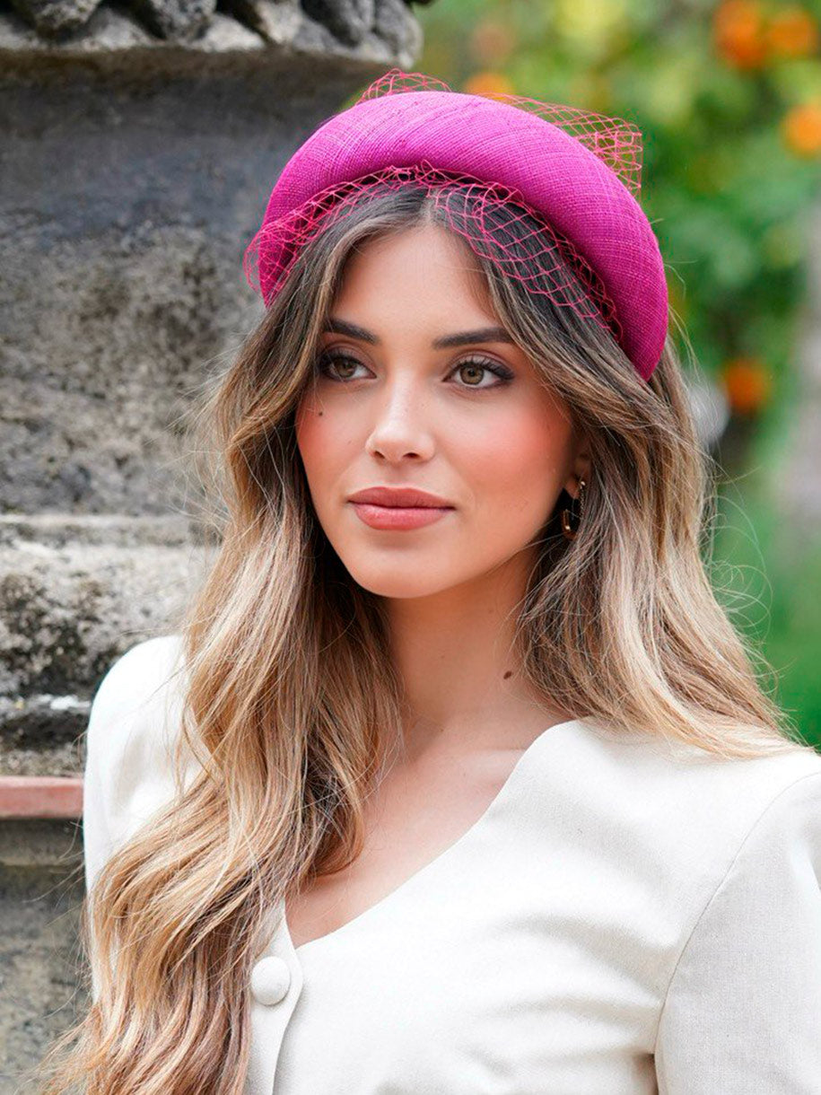 Diadema de invitada de boda de día en color rosa