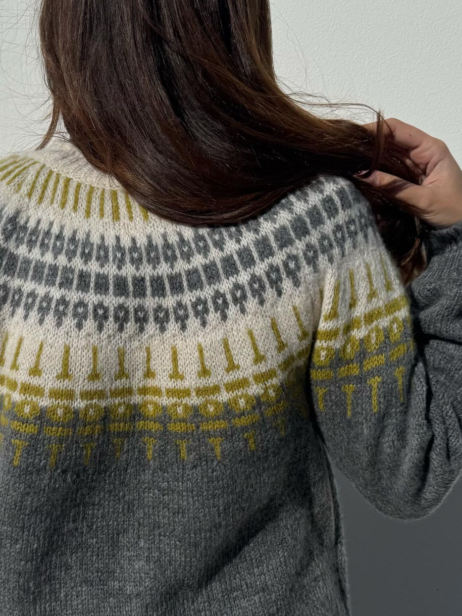 Jersey navideño con tonos grises, verdes y blancos