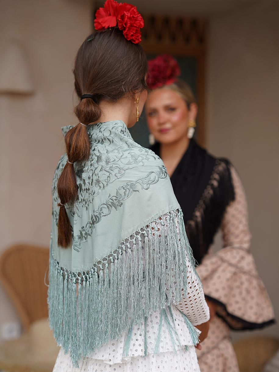 MANTONCILLO BORDADO CIELO