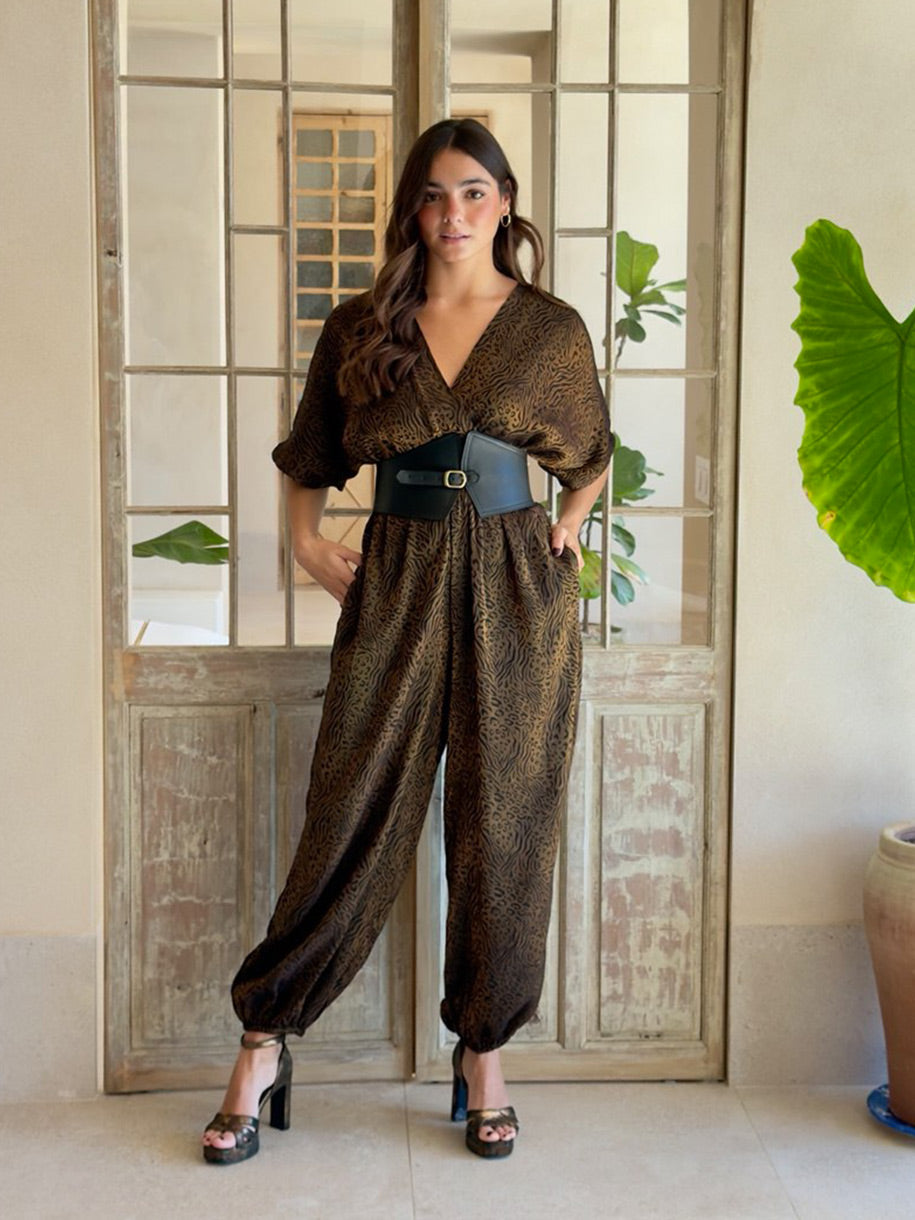 Mono de animal print con tacones