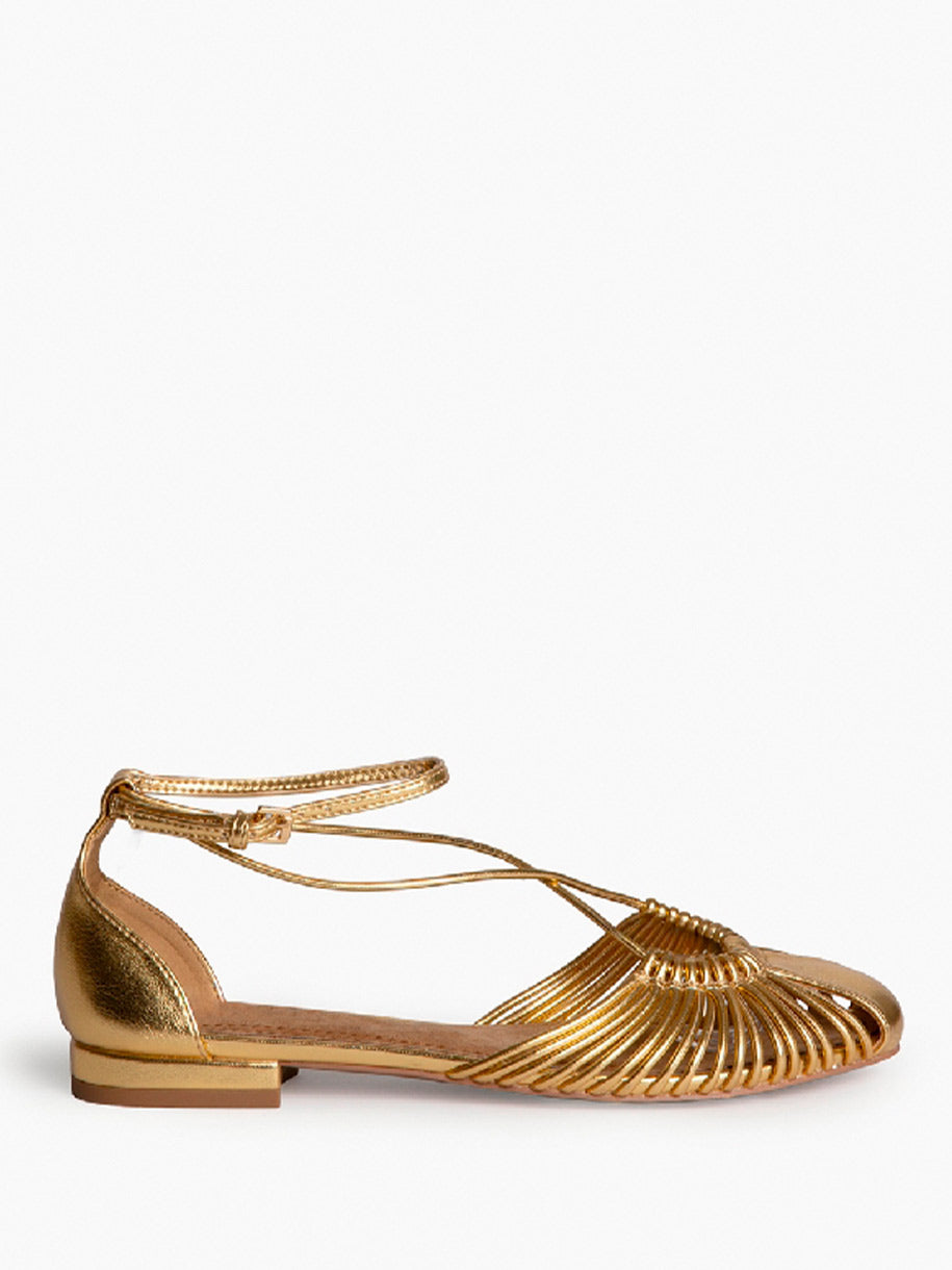 Sandalias con tiras en color dorado