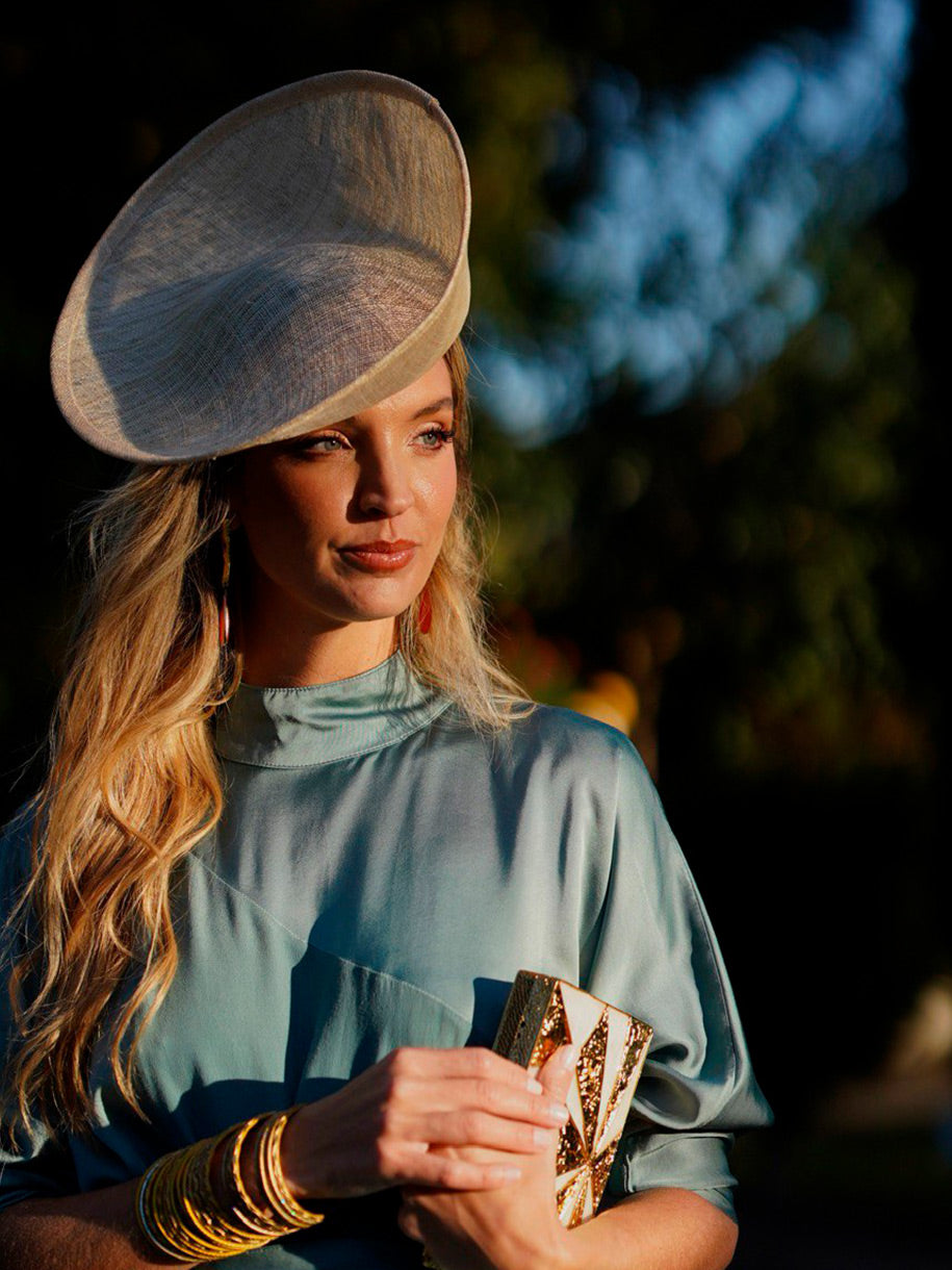 Tocado de Invitada en color beige