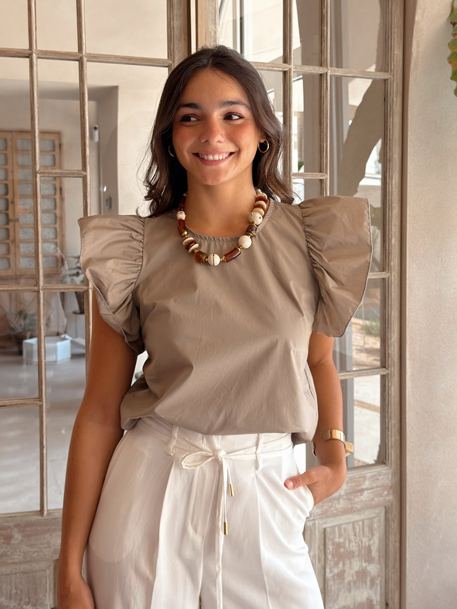 Top con volante en color tierra