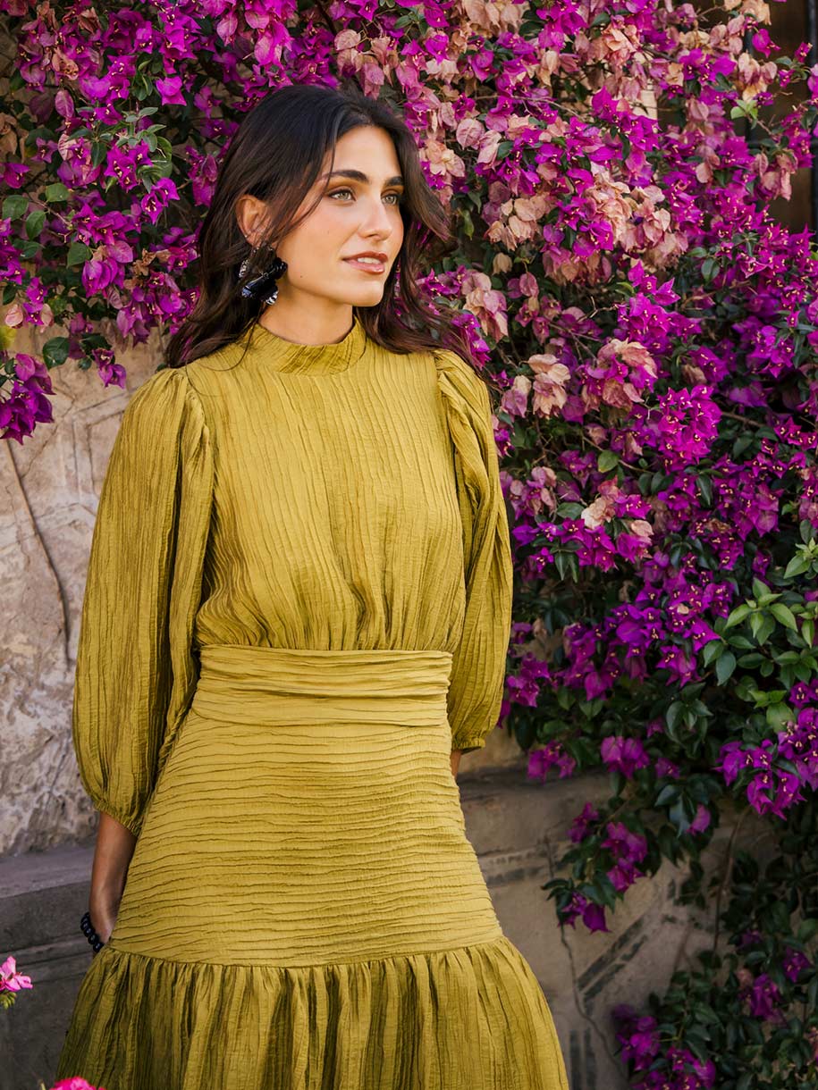 Vestido verde oliva invitada