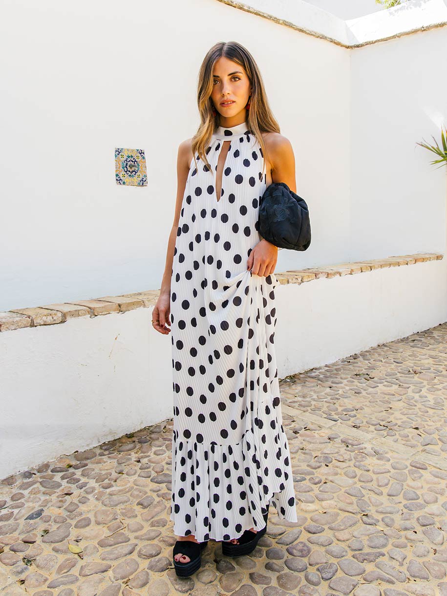 VESTIDO LUNARES LEVANTE en un diseño midi con lunares, escote halter y volante, ideal para fiestas.