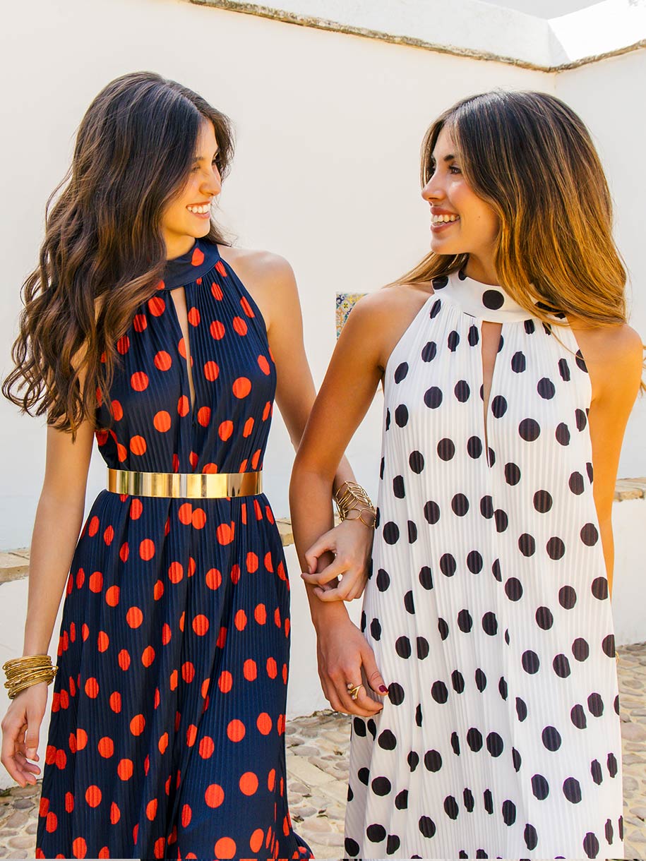 VESTIDO LUNARES LEVANTE, dos mujeres sonriendo con vestidos de lunares, uno azul y otro blanco.