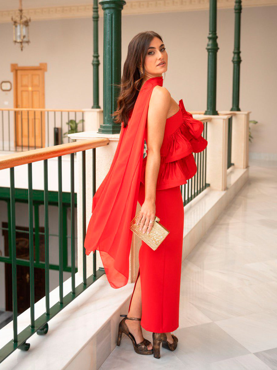 Vestido midi en rojo de invitada boda