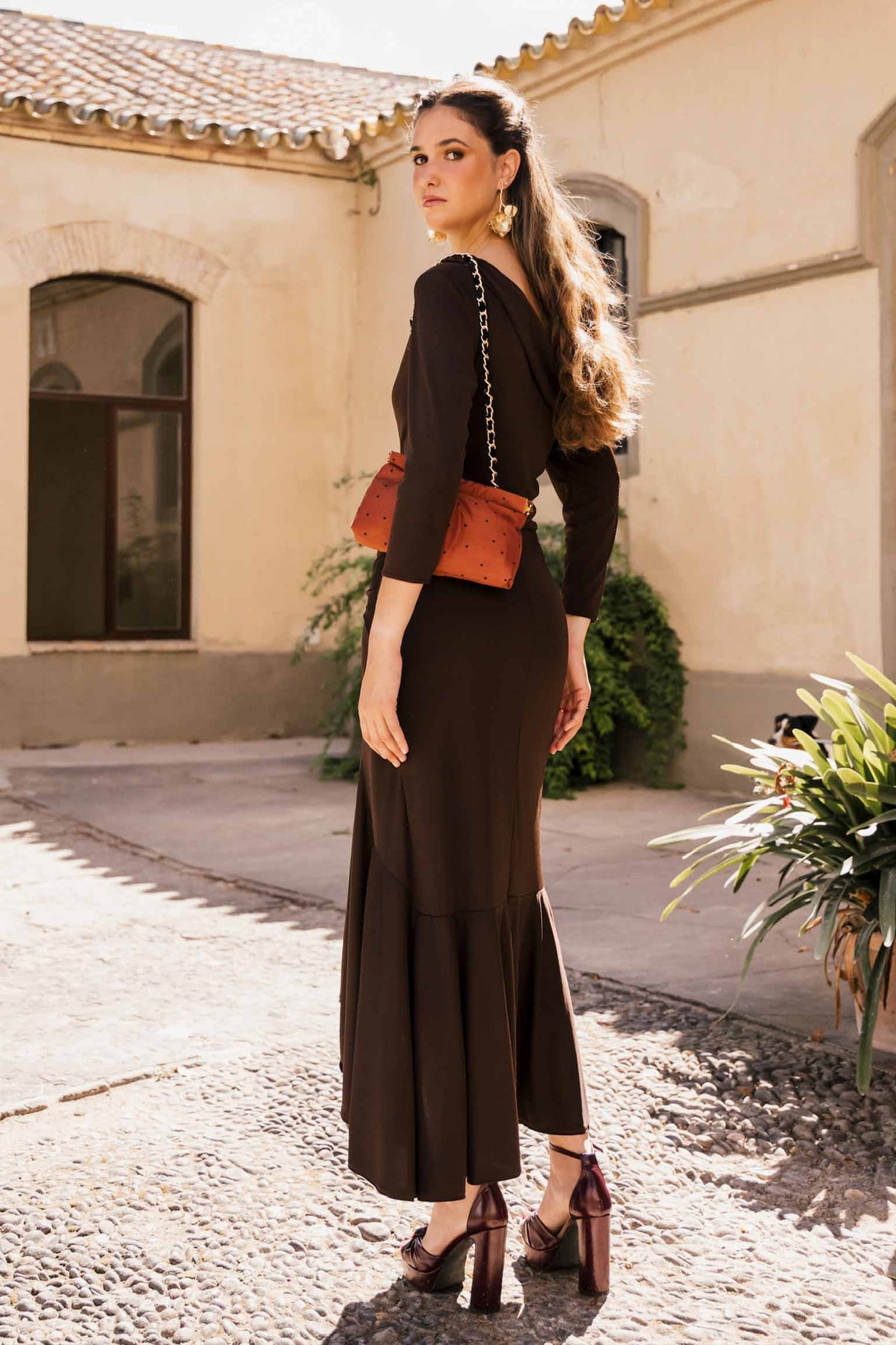 Vestido midi de invitada en color chocolate