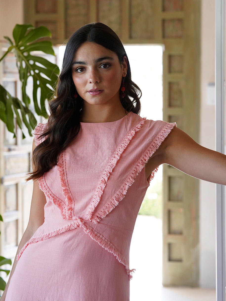 Vestido con flecos en rosa