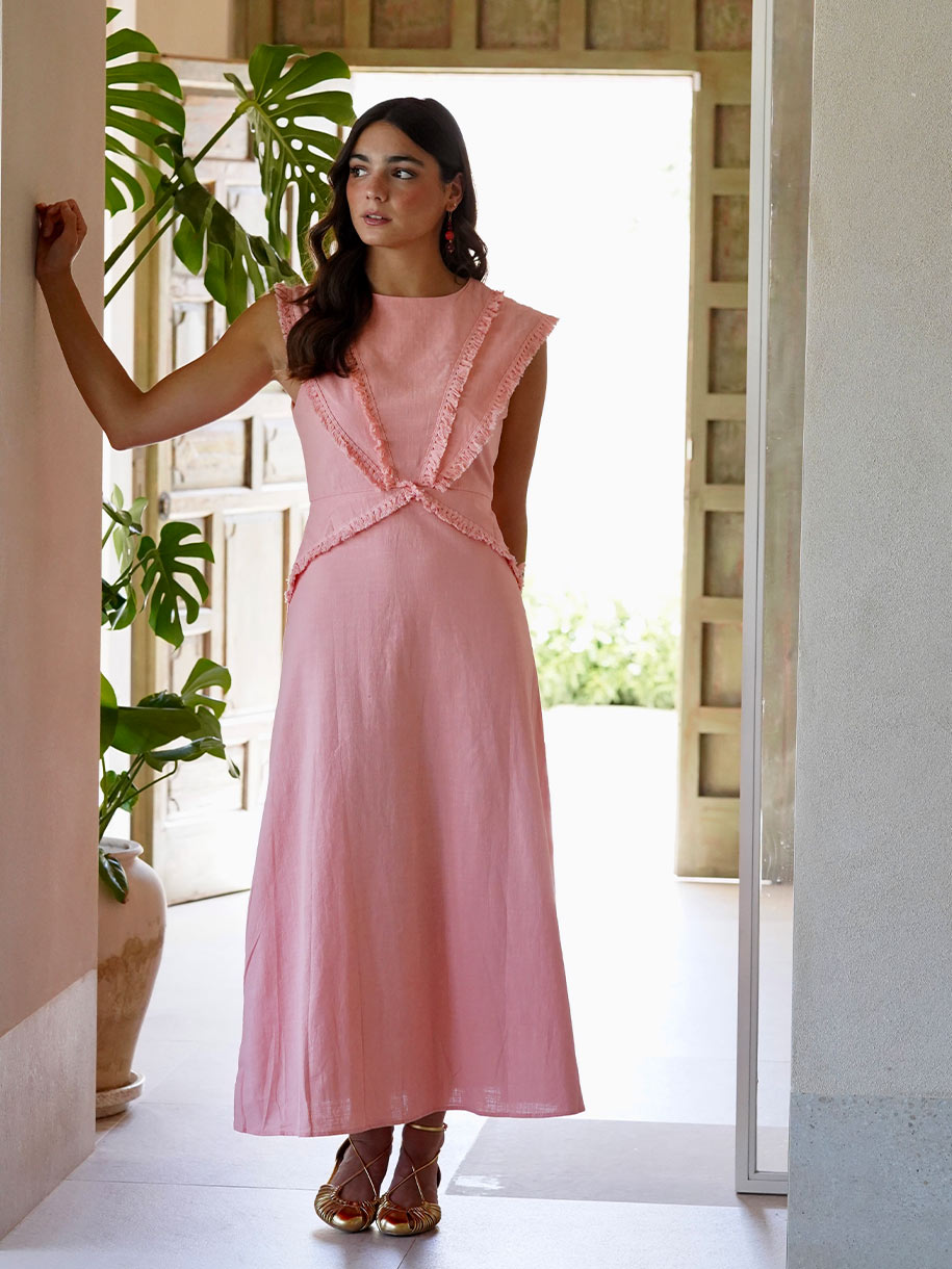 Vestido con ribetes en el escote