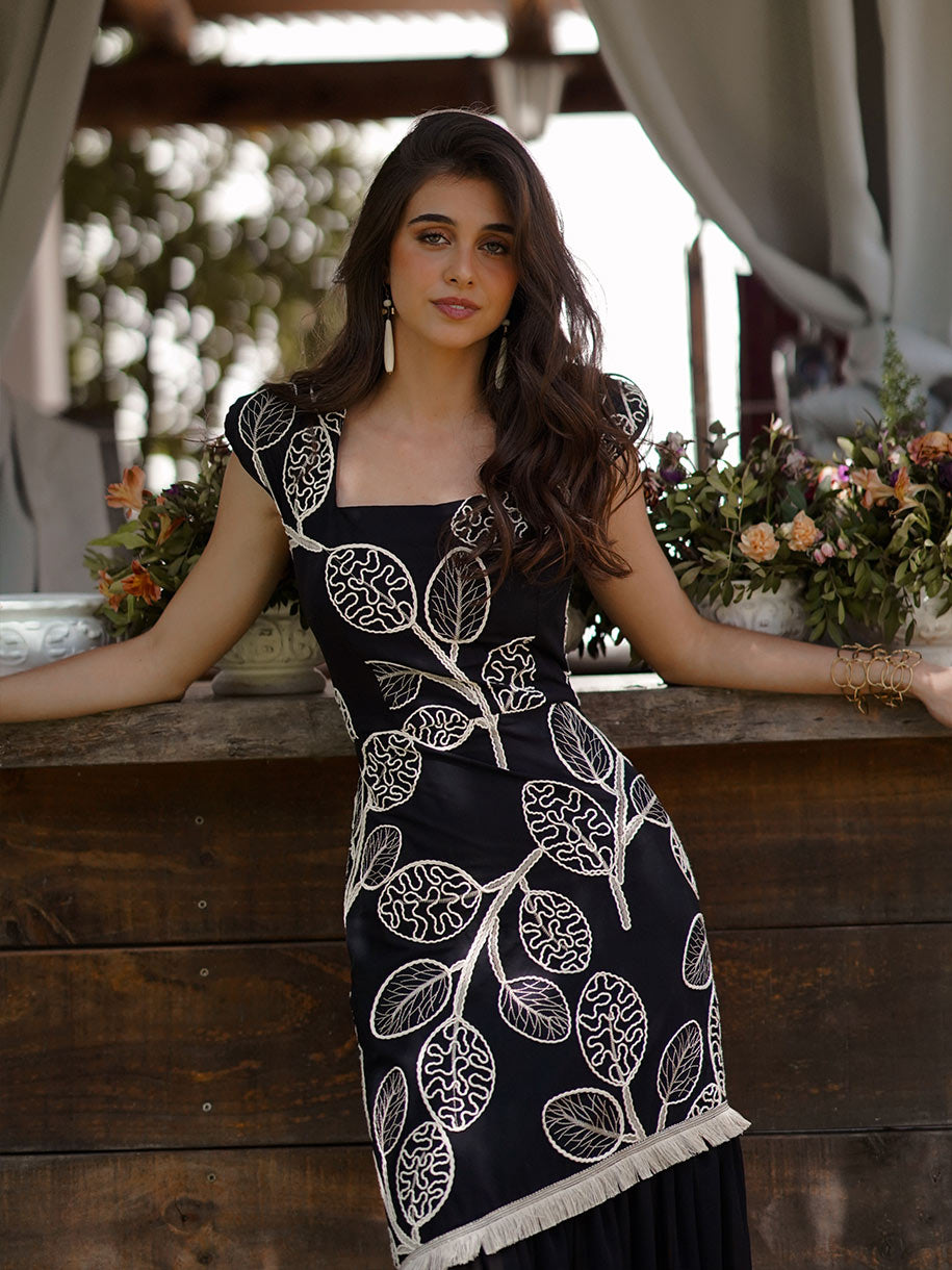 Vestido de invitada en color negro bordado