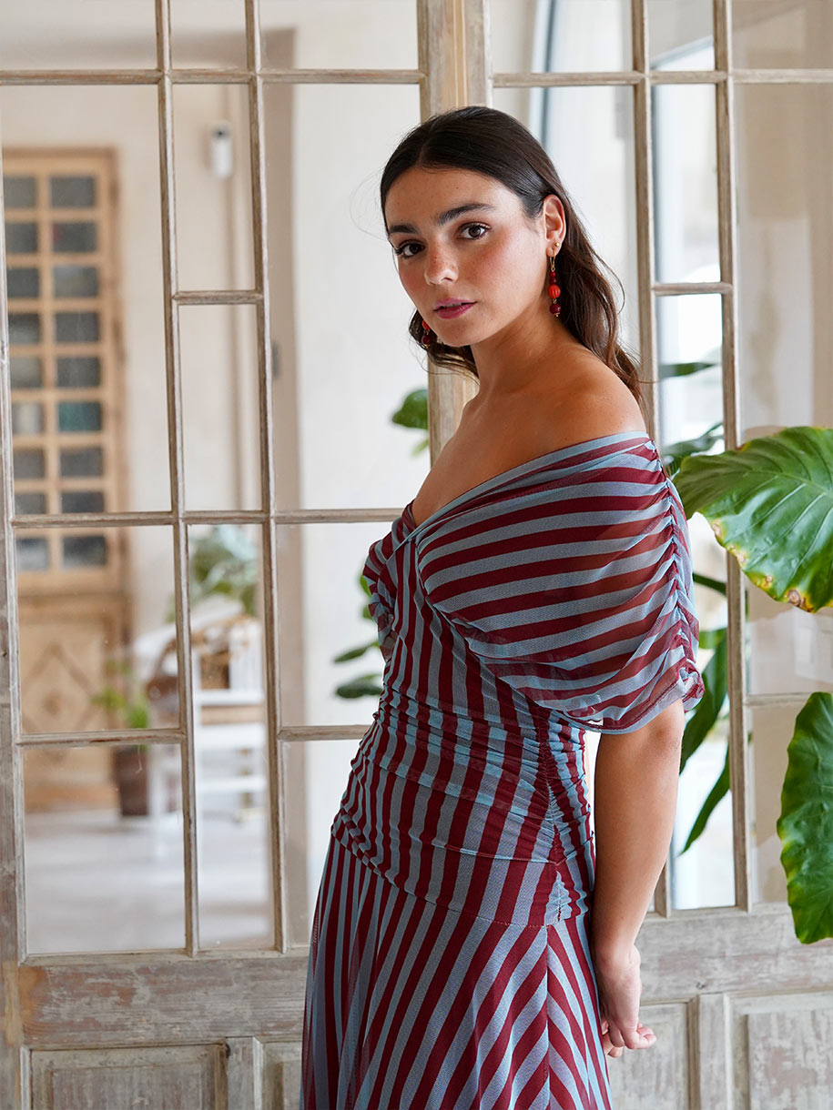 Vestido con escote de rayas